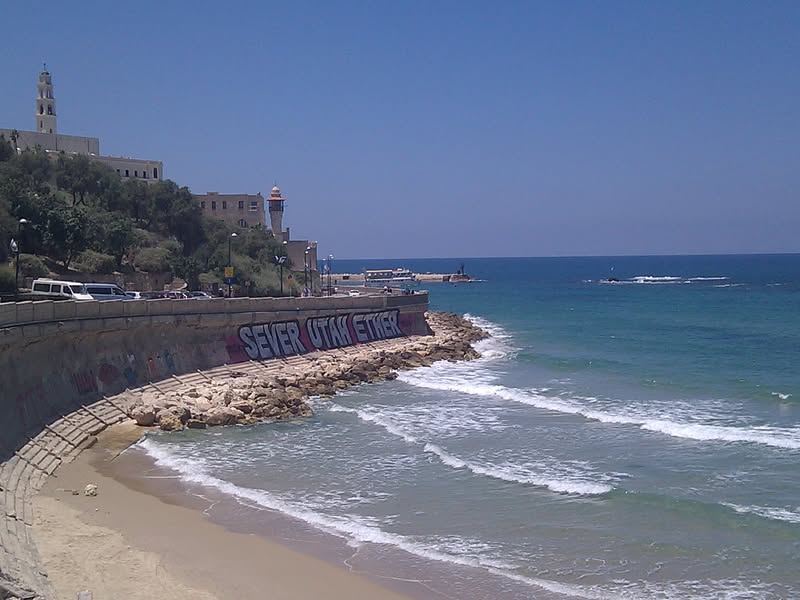 סוור יוטה את’ר, בחוף יפו מסתבר שמדובר בכינויים של שלושה…