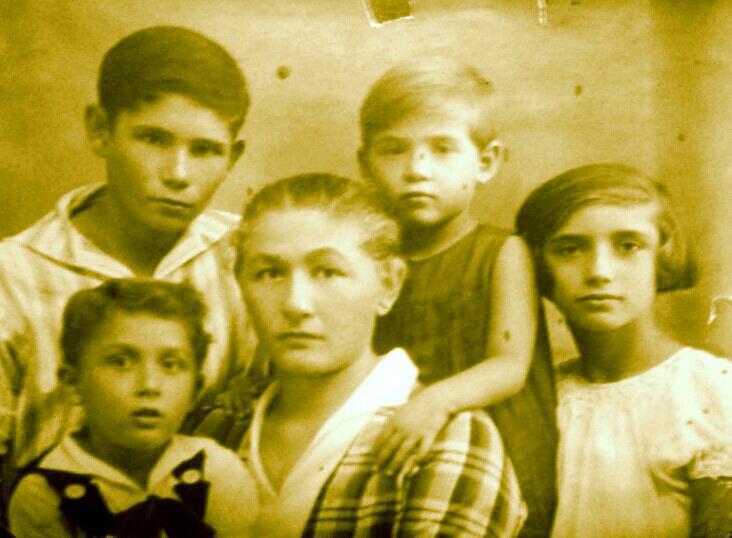 שנות העשרים, חיפה. משמאל לימין: סבא שלום, דוד יחזקאל, סבתא…