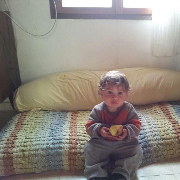 ליאן עם תפוח http://instagr.am/p/JUvbLKDGzP/