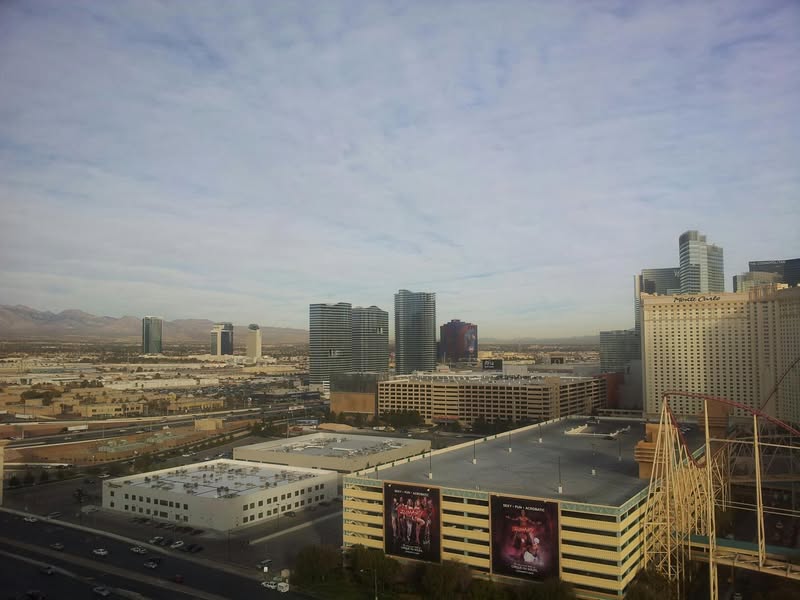 טוב, בינתיים לאס וגאס דוחה אותי ברמות, וגם התערוכה המונית…