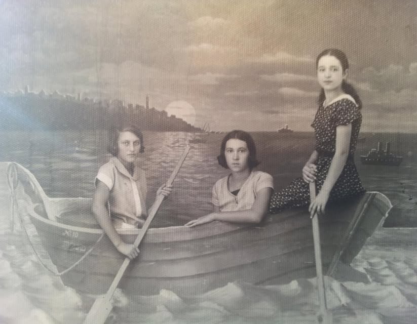 סבתא משתעשעת עם החברות בירושלים של שנות השלושים