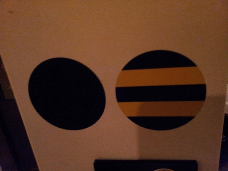 זה הלוגו של הנמלה והדבורה, בר מומלץ עם בירה בעבודת…