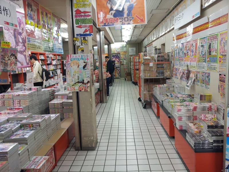 חנות מנגה, בעצם רק קומה אחת מתוכה. עשר וחצי בלילה…