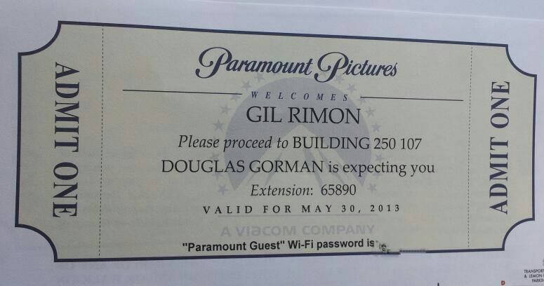 אישור הכניסה לאולפני פרמונט בלב לוס אנג’לס. עיצוב נאה, מחקתי…