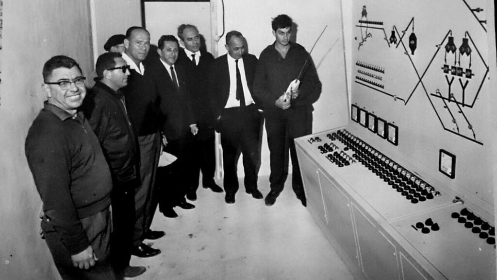 סבא שלום עליו השלום (שלישי משמאל) מקבל הדרכה עם בכירים…