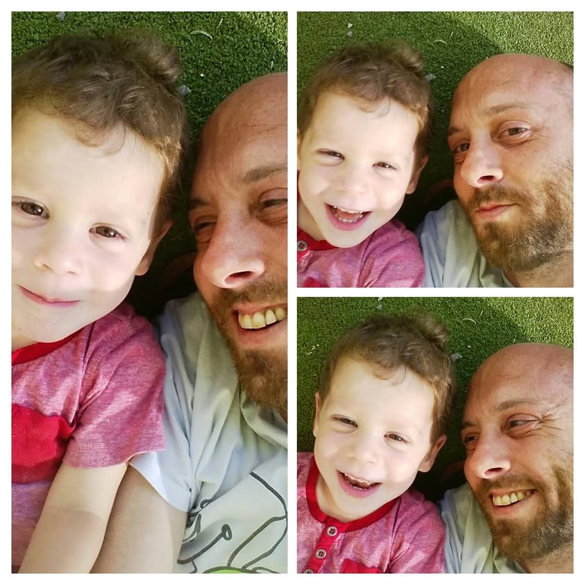 עם היפה שלי על דשא מלאכותי בגן השעשועים של נען