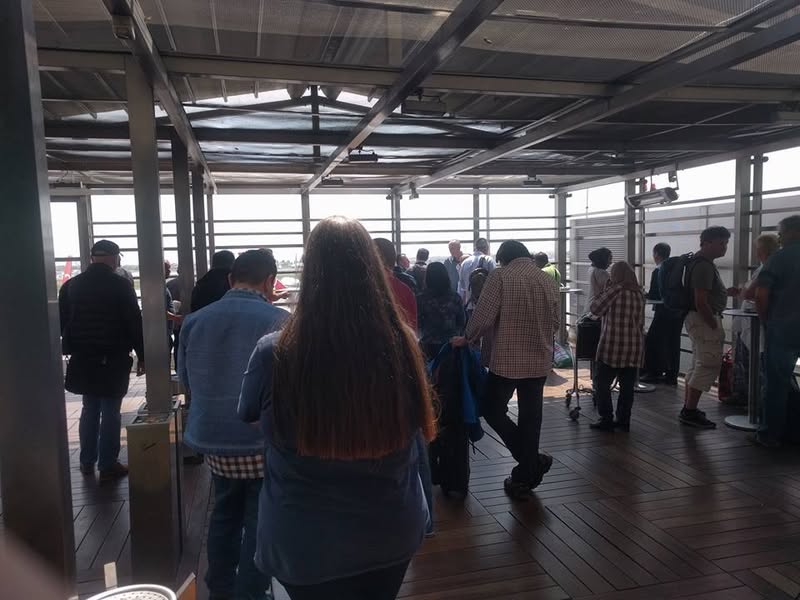 בתור מומחה לפינות עישון בנמלי תעופה בעולם, אני נותן 9…