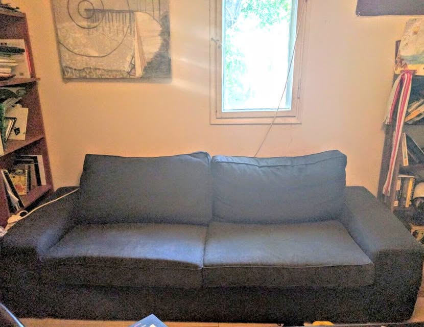 ספת איקאה במצב מצויין חוץ מכמה שריטות חתול מצד ימין…