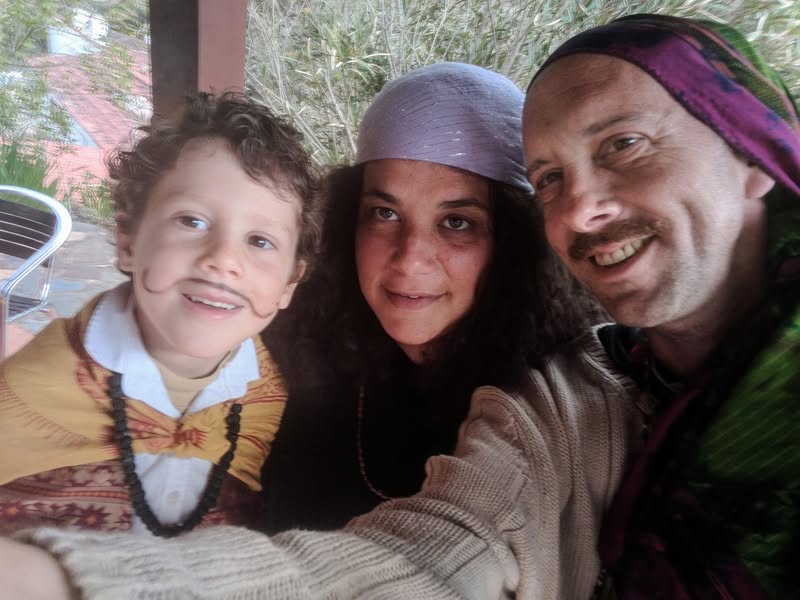 סלפי אחרון לפני מסיבת התחפושות הצוענית לכבוד יום ההולדת של…