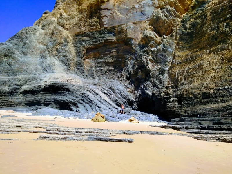 מה נשתנה גם אם נעבור או נחזור, גם אם החיים…