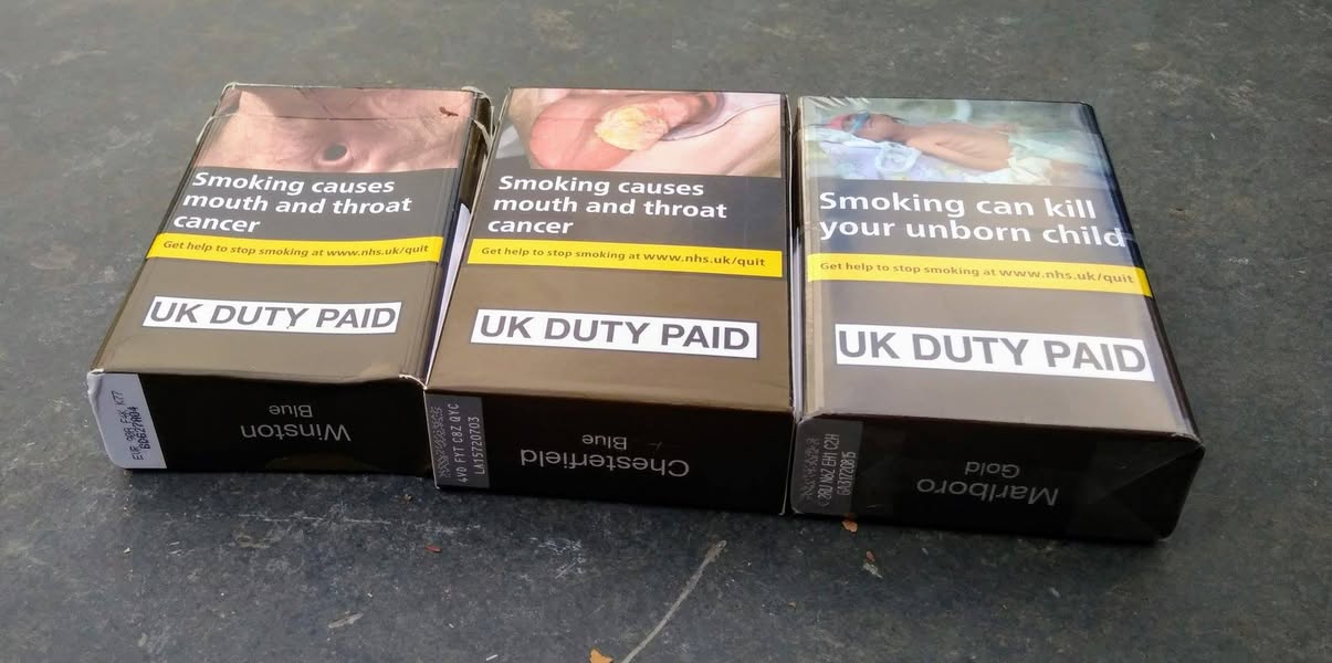 ככה נראות עכשיו בבריטניה חפיסות של מרלבורו גולד, צ׳סטרפילד בלו…