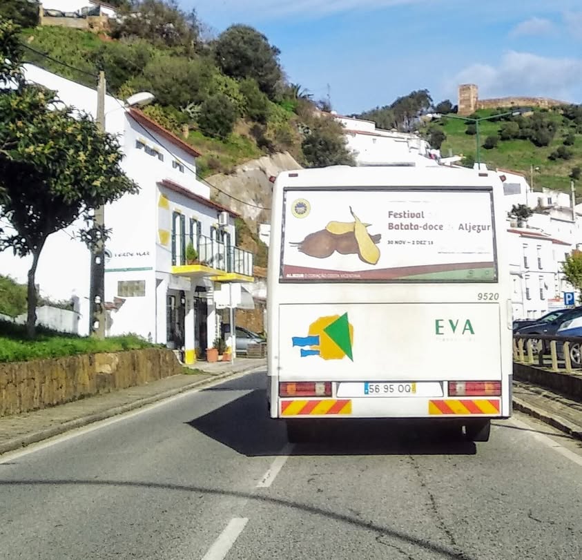 מאודיסייש עד אלג’זור שני רמזורים, אחד תמרור אוטובוס עייף, נוסע…