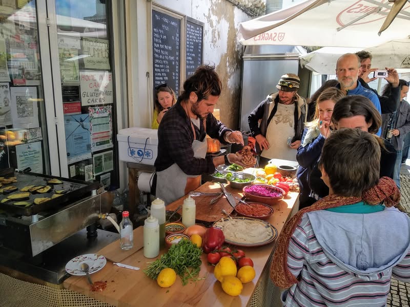יום חג באלג’זור – רז מביא את בשורת הסביח המהמם…