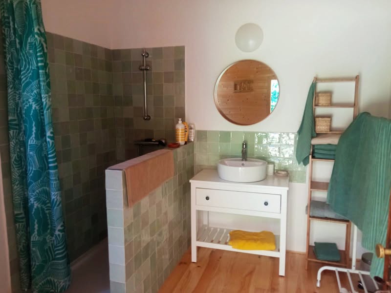 שלומות וחג חירות שמח! הבקתה שלנו בקצה היער, אי-שם בעמק…