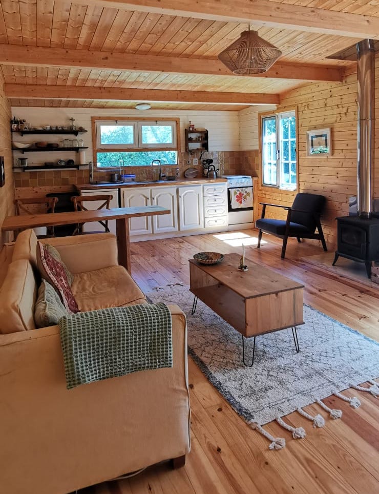 שלומות וחג חירות שמח! הבקתה שלנו בקצה היער, אי-שם בעמק…